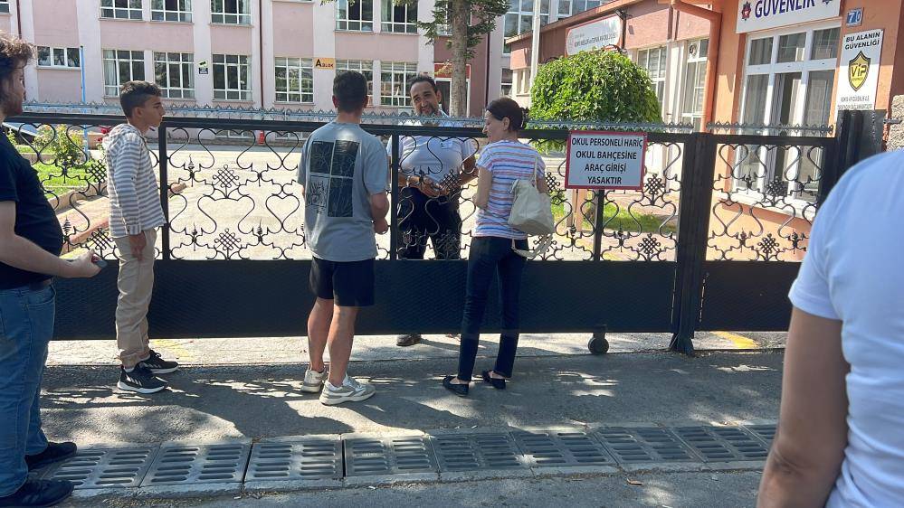 Konya'da YKS sınavına geç kalan öğrenciler gözyaşlarına boğuldu 2